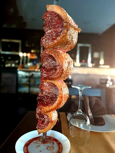 Espeto de picanha servido à mesa no Churrascão Gourmet