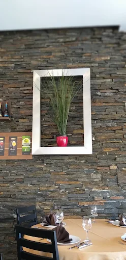 Parede em pedra e mesas do Churrascão Gourmet